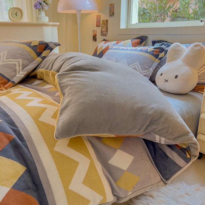 91家纺网 家纺一手货源 找家纺 2025新款田园花卉类印花牛奶绒被套单件 古雅