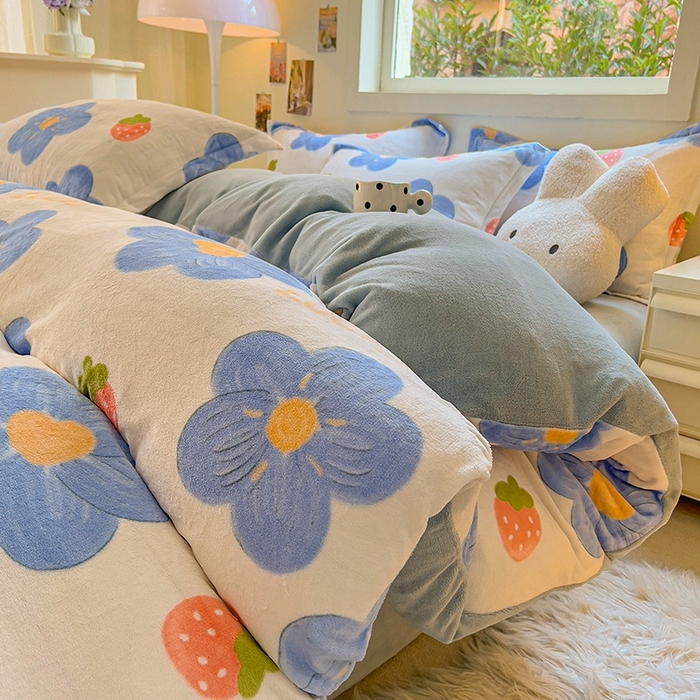 91家纺网 家纺一手货源 找家纺 2025新款田园花卉类印花牛奶绒被套单件 幸运花