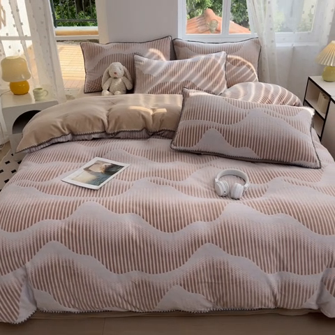 91家纺网 家纺一手货源 找家纺 晚依家纺 2024新款230g全消光牛奶绒四件套 流光-粉棕