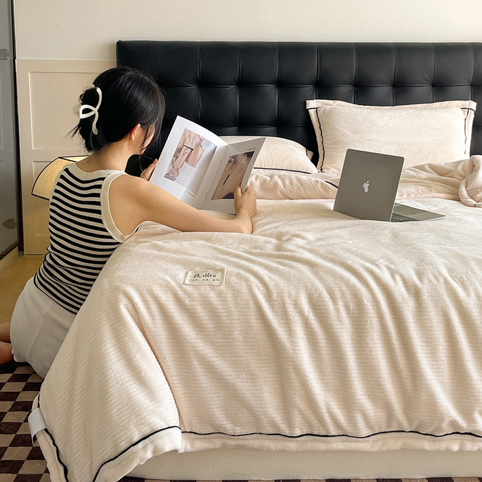 91家纺网 家纺一手货源 找家纺 欧邦 新款提花针织绒拉链款毯子牛奶绒单被套毯三件套 初见-米白