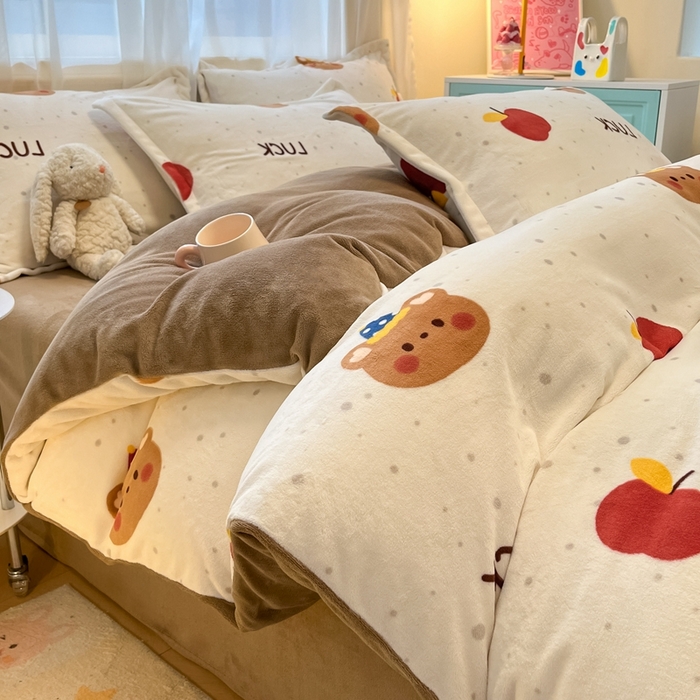 91家纺网 家纺一手货源 找家纺 2025新款田园花卉类印花牛奶绒被套单件 苹果小熊