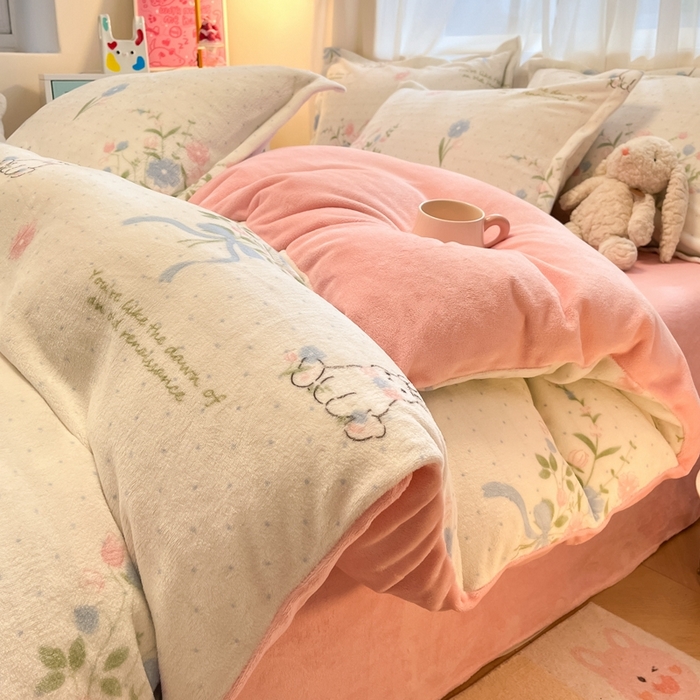 91家纺网 家纺一手货源 找家纺 2025新款田园花卉类印花牛奶绒被套单件 鲜花小兔