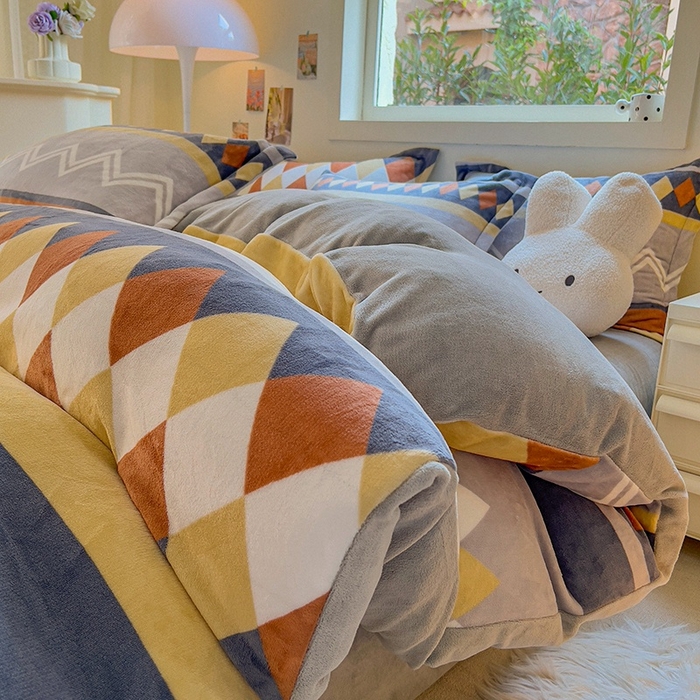 91家纺网 家纺一手货源 找家纺 2025新款田园花卉类印花牛奶绒被套单件 古雅