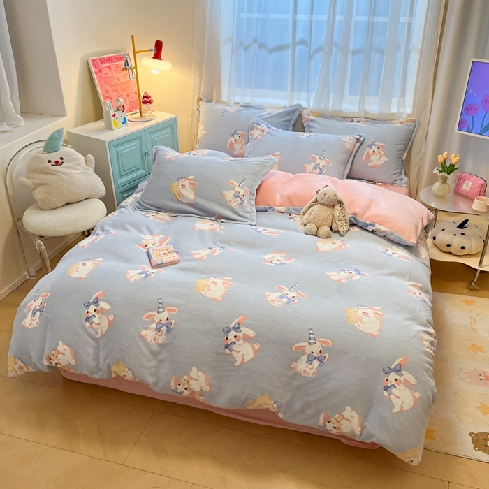 91家纺网 家纺一手货源 找家纺 2025新款田园花卉类印花牛奶绒被套单件 醒醒兔