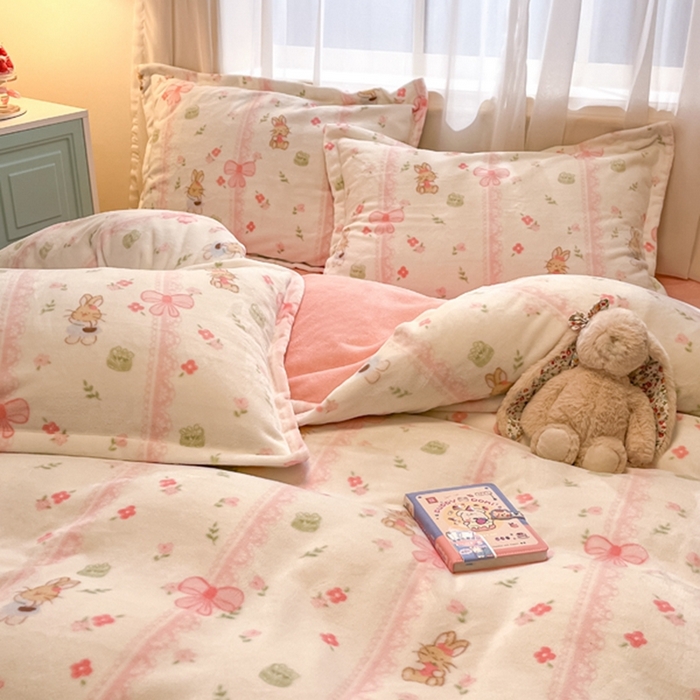 91家纺网 家纺一手货源 找家纺 2025新款田园花卉类印花牛奶绒被套单件 蝴蝶小兔