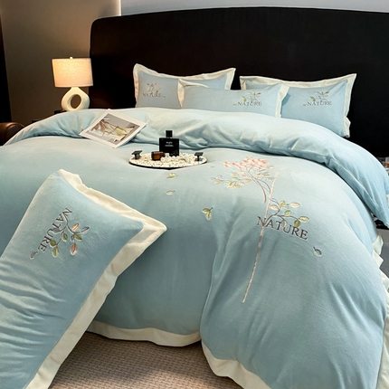 91家纺网 家纺一手货源 找家纺 （总）七七家纺 2025新款刺绣宽边牛奶绒四件套-花束