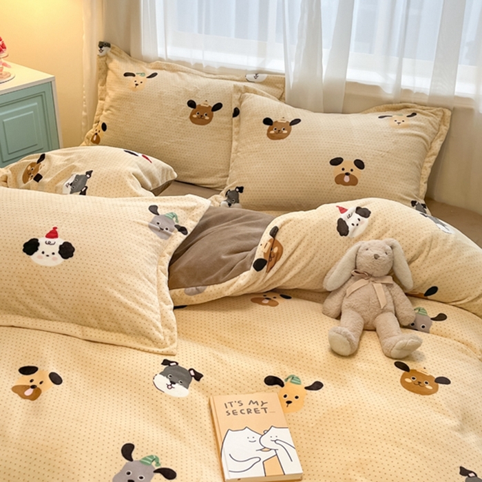 91家纺网 家纺一手货源 找家纺 2025新款田园花卉类印花牛奶绒被套单件 开心狗