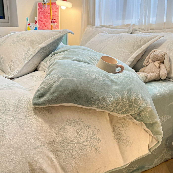 91家纺网 家纺一手货源 找家纺 2025新款田园花卉类印花牛奶绒被套单件 生态叶