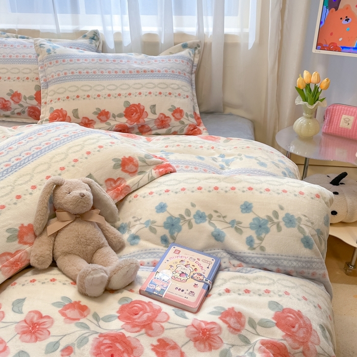 91家纺网 家纺一手货源 找家纺 2025新款田园花卉类印花牛奶绒被套单件 花美