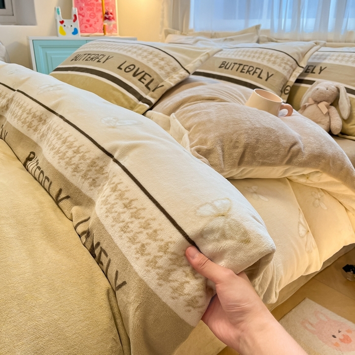 91家纺网 家纺一手货源 找家纺 2025新款田园花卉类印花牛奶绒被套单件 梦蝶