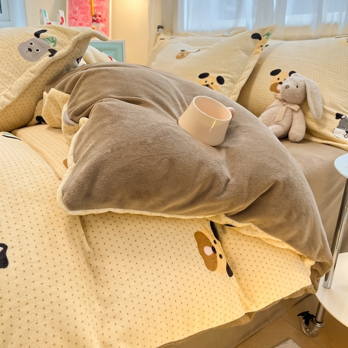 91家纺网 家纺一手货源 找家纺 2025新款田园花卉类印花牛奶绒被套单件 开心狗