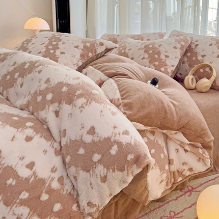 91家纺网 家纺一手货源 找家纺 忆生活 2024新款兔兔绒雕花牛奶绒四件套 意境-咖