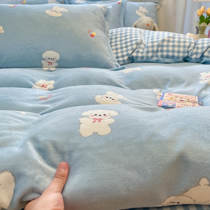 91家纺网 家纺一手货源 找家纺 2025新款田园花卉类印花牛奶绒被套单件 宝贝熊仔