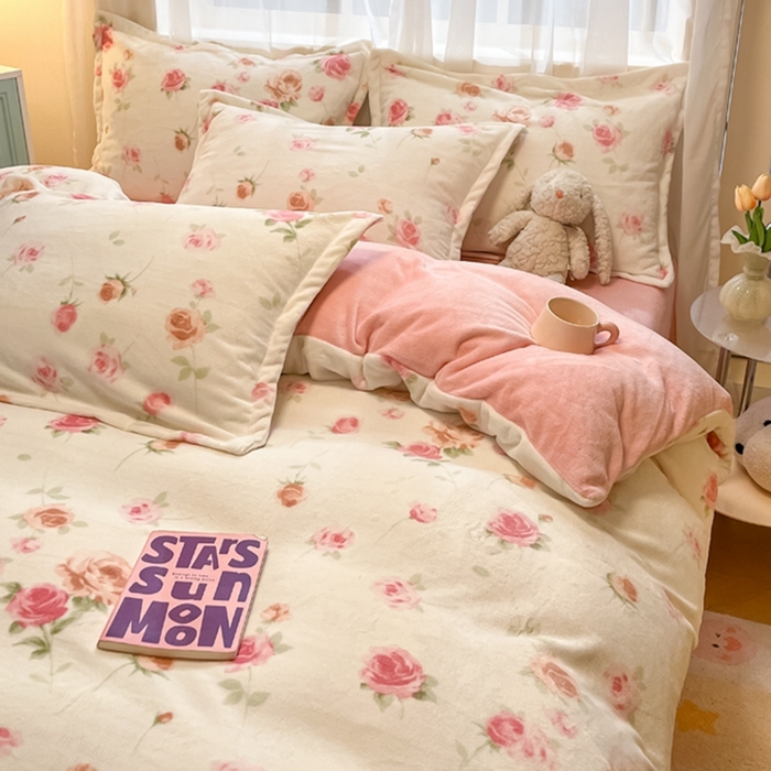 91家纺网 家纺一手货源 找家纺 2025新款田园花卉类印花牛奶绒被套单件 甜美冬日