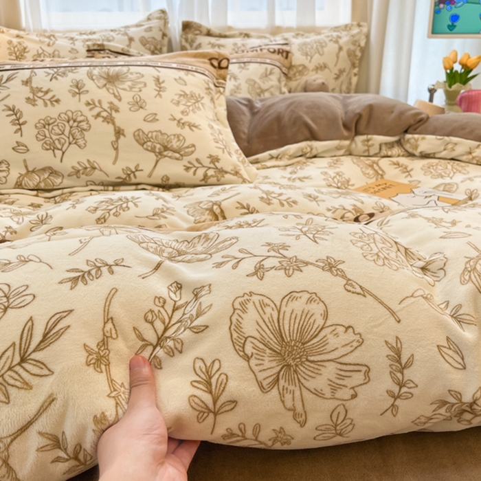 91家纺网 家纺一手货源 找家纺 2025新款田园花卉类印花牛奶绒被套单件 安逸