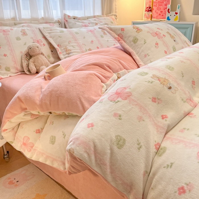 91家纺网 家纺一手货源 找家纺 2025新款田园花卉类印花牛奶绒被套单件 蝴蝶小兔