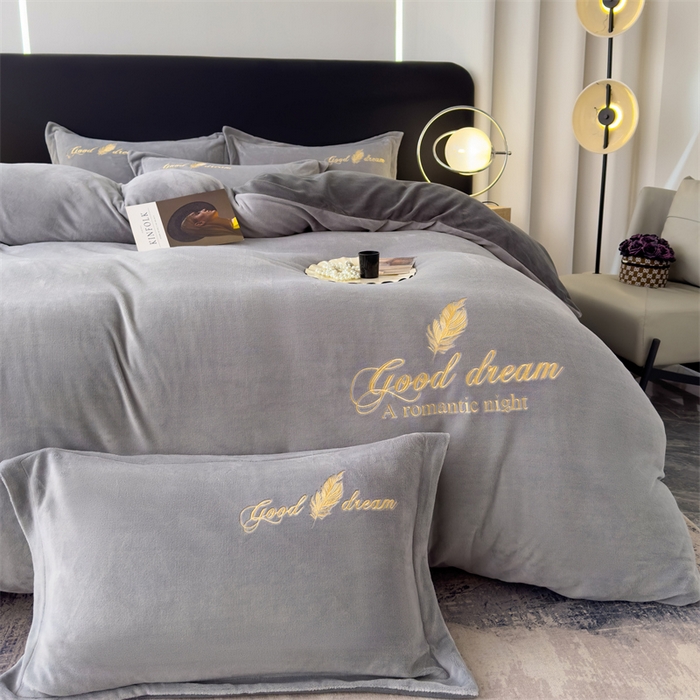 91家纺网 家纺一手货源 找家纺 灰鲸 2025新款A类牛奶绒轻奢刺绣四件套 轻羽-纳多灰+山灰