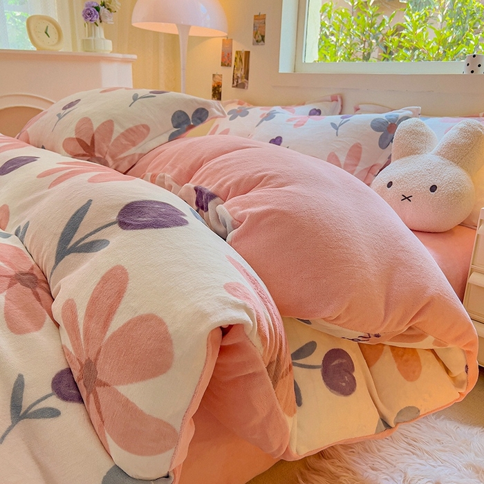 91家纺网 家纺一手货源 找家纺 2025新款田园花卉类印花牛奶绒被套单件 苏格兰