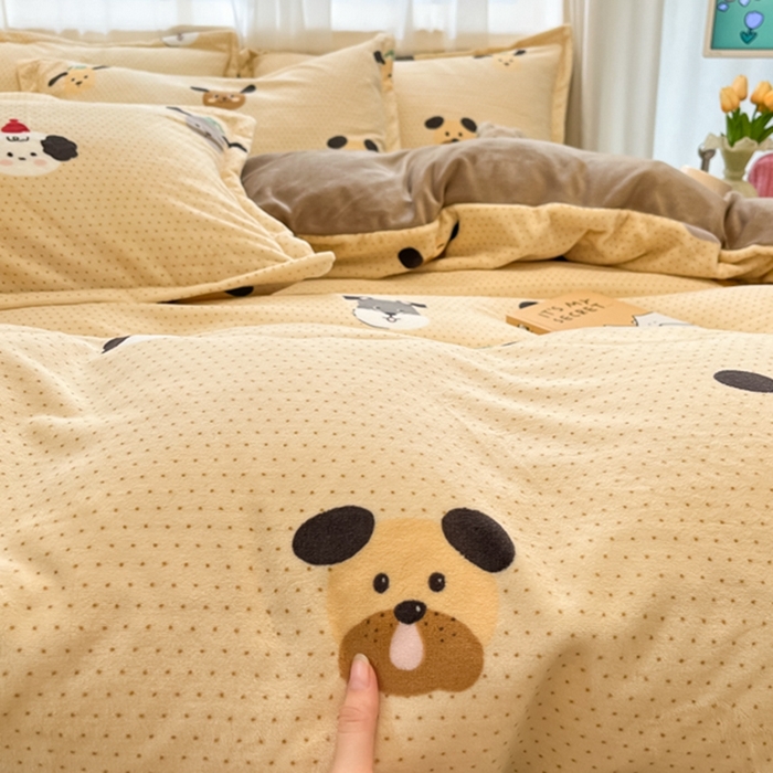 91家纺网 家纺一手货源 找家纺 2025新款田园花卉类印花牛奶绒被套单件 开心狗