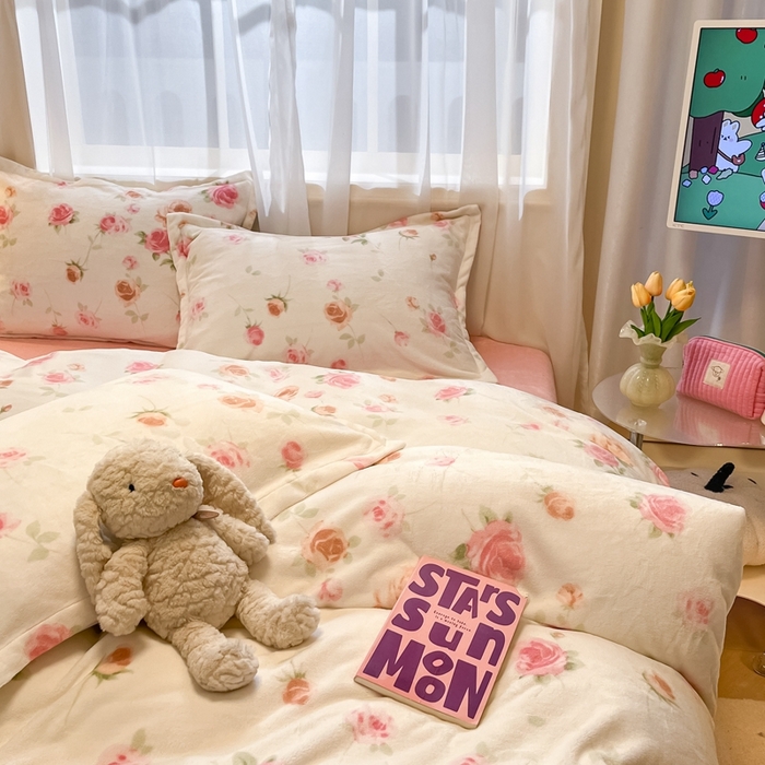 91家纺网 家纺一手货源 找家纺 2025新款田园花卉类印花牛奶绒被套单件 甜美冬日