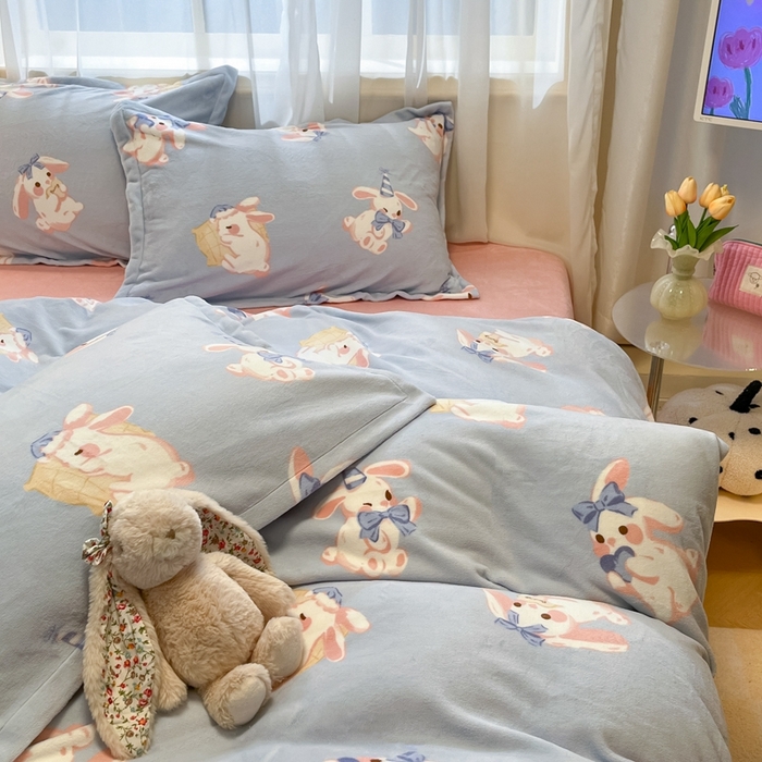 91家纺网 家纺一手货源 找家纺 2025新款田园花卉类印花牛奶绒被套单件 醒醒兔