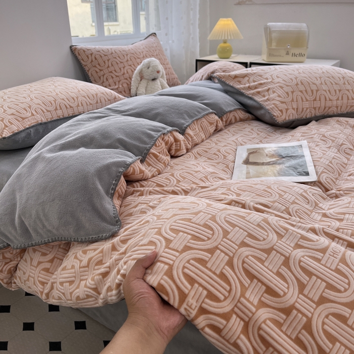 91家纺网 家纺一手货源 找家纺 晚依家纺 2024新款230g全消光牛奶绒四件套 巴克曼-桔灰