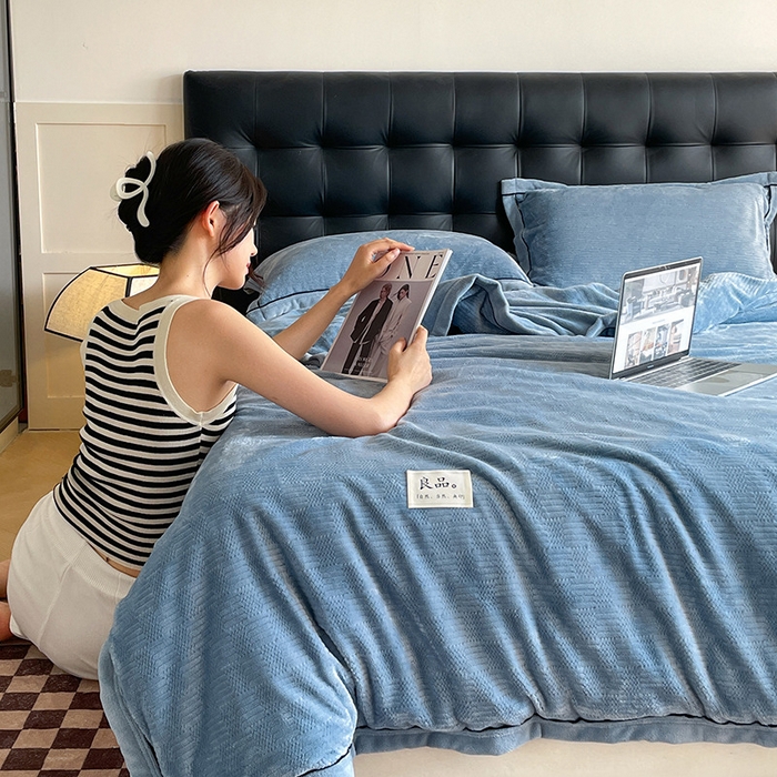 91家纺网 家纺一手货源 找家纺 欧邦 新款提花针织绒拉链款毯子牛奶绒单被套毯三件套 初见-蔚蓝