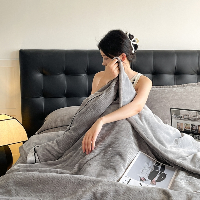 91家纺网 家纺一手货源 找家纺 欧邦 新款提花针织绒拉链款毯子牛奶绒单被套毯三件套 初见-珍珠灰