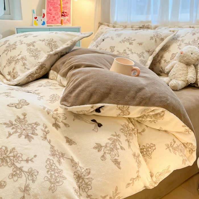 91家纺网 家纺一手货源 找家纺 2025新款田园花卉类印花牛奶绒被套单件 丽娜