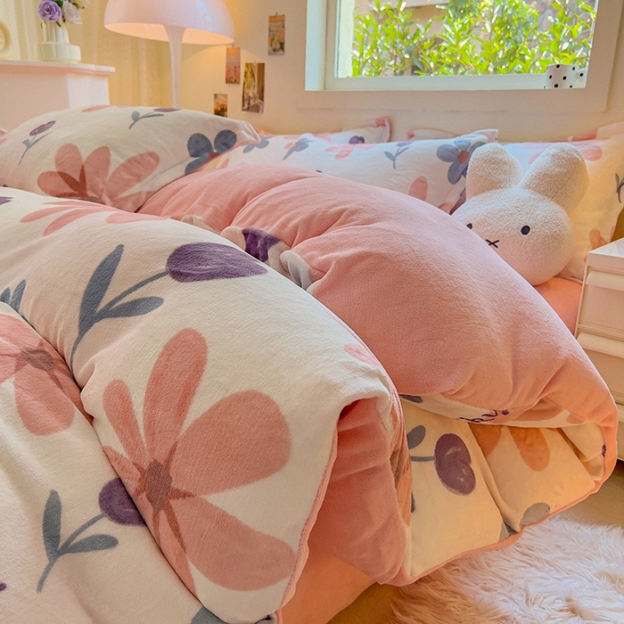 91家纺网 家纺一手货源 找家纺 2025新款田园花卉类印花牛奶绒被套单件 苏格兰