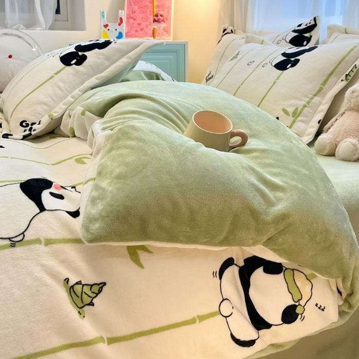 91家纺网 家纺一手货源 找家纺 2025新款田园花卉类印花牛奶绒被套单件 快乐熊猫