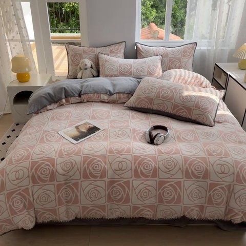 91家纺网 家纺一手货源 找家纺 晚依家纺 2024新款230g全消光牛奶绒四件套 陌上花开-粉灰