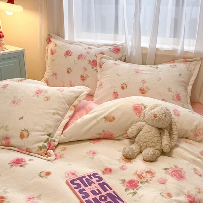 91家纺网 家纺一手货源 找家纺 2025新款田园花卉类印花牛奶绒被套单件 甜美冬日