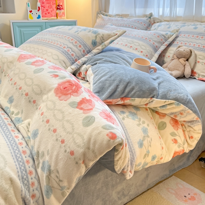 91家纺网 家纺一手货源 找家纺 2025新款田园花卉类印花牛奶绒被套单件 花美