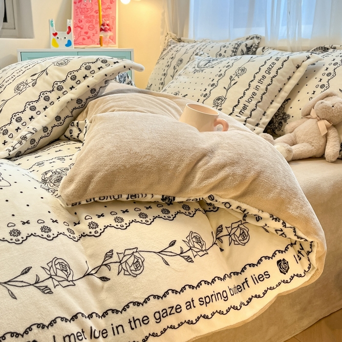 91家纺网 家纺一手货源 找家纺 2025新款田园花卉类印花牛奶绒被套单件 摩登花园