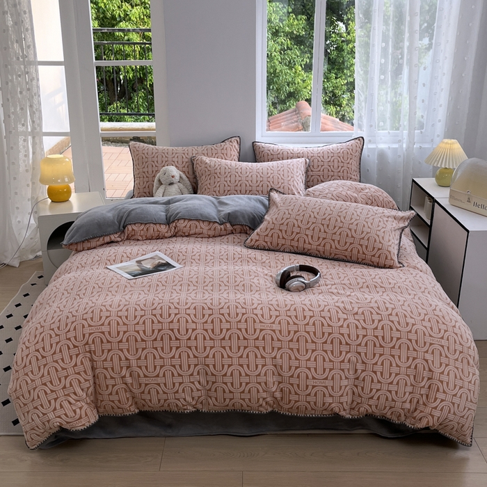 91家纺网 家纺一手货源 找家纺 晚依家纺 2024新款230g全消光牛奶绒四件套 巴克曼-桔灰