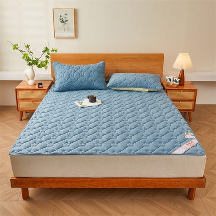 91家纺网 家纺一手货源 找家纺 伊人坊 2024新款全棉大豆羽丝棉床护垫普通款 皇冠-海洋蓝