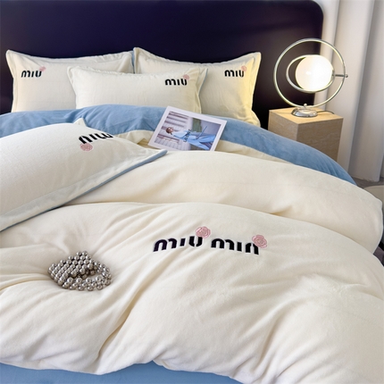 91家纺网 家纺一手货源 找家纺 灰鲸 2025新款A类牛奶绒轻奢刺绣四件套 miumin-奶昔白+宾利蓝