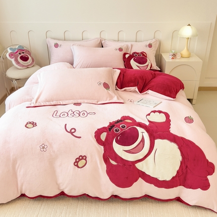 91家纺网 家纺一手货源 找家纺 金绣美居 2025新款牛奶绒毛绒贴布绣花保暖四件套-开心熊 玛瑙红