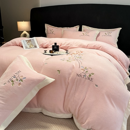 91家纺网 家纺一手货源 找家纺 （总）七七家纺 2025新款刺绣宽边牛奶绒四件套-花束