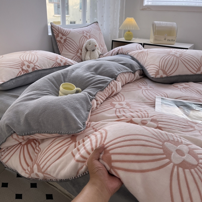 91家纺网 家纺一手货源 找家纺 晚依家纺 2024新款230g全消光牛奶绒四件套 新泽西-粉灰