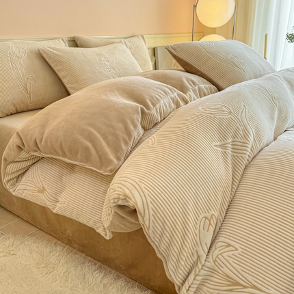 91家纺网 家纺一手货源 找家纺 其奥 2025新款8斤A类230克牛奶绒提花烂花四件套床笠款床单款 郁见 米咖