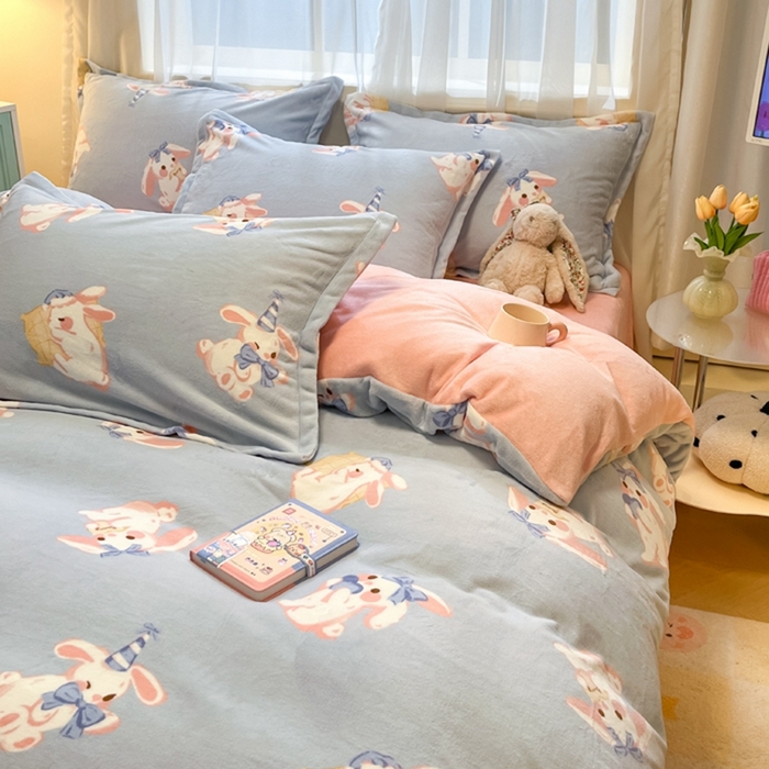 91家纺网 家纺一手货源 找家纺 2025新款田园花卉类印花牛奶绒被套单件 醒醒兔