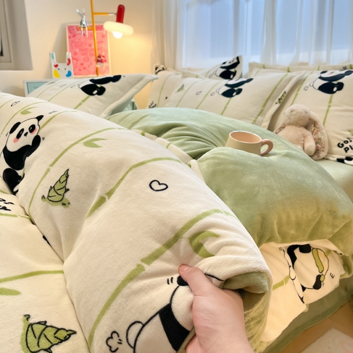 91家纺网 家纺一手货源 找家纺 2025新款田园花卉类印花牛奶绒被套单件 快乐熊猫