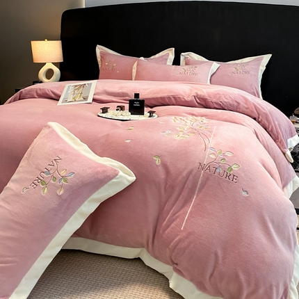 91家纺网 家纺一手货源 找家纺 （总）七七家纺 2025新款刺绣宽边牛奶绒四件套-花束