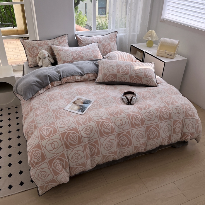 91家纺网 家纺一手货源 找家纺 晚依家纺 2024新款230g全消光牛奶绒四件套 陌上花开-粉灰