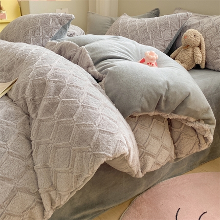 91家纺网 家纺一手货源 找家纺 名兮家居 2024新款高克重兔毛绒牛奶绒四件套 波浪-灰