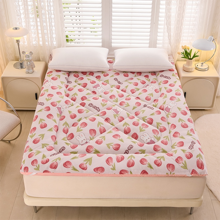 91家纺网 家纺一手货源 找家纺 富威堡家纺 2025新款高克重牛奶绒棉花床垫系列 花仙兔