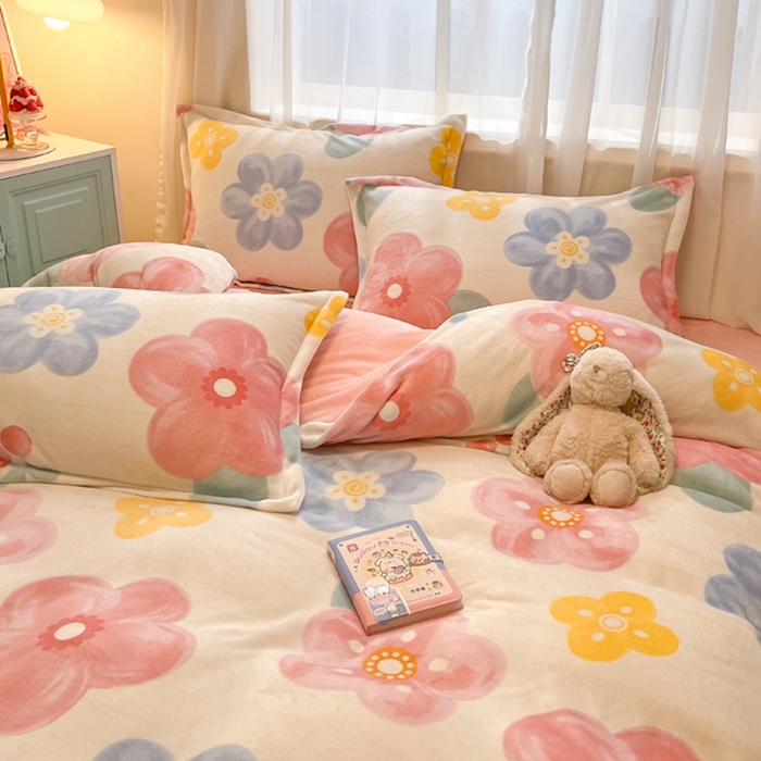 91家纺网 家纺一手货源 找家纺 2025新款田园花卉类印花牛奶绒被套单件 菲娜