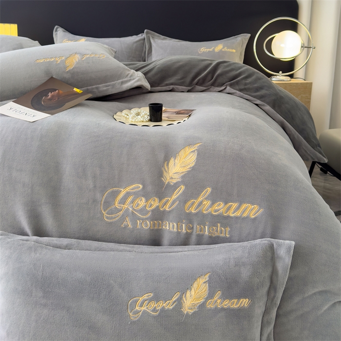 91家纺网 家纺一手货源 找家纺 灰鲸 2025新款A类牛奶绒轻奢刺绣四件套 轻羽-纳多灰+山灰